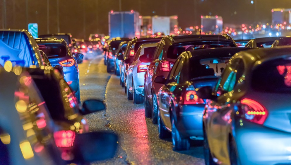 Der dichte Verkehr in den Innenstädten mit seinem hohen Unfallrisiko wird auf jeden Fall von Cellular V2X profitieren. (Foto: shutterstock - Jevanto Productions, #3)