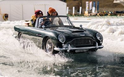 Automobil-Enthusiasten können auf dem Internationalen Concours of Elegance in St. Moritz viel Spaß bei der Little Car Ice Driving Experience im Aston Martin DB5 Junior haben. (Foto: The Little Car Company / Ben Lewis)