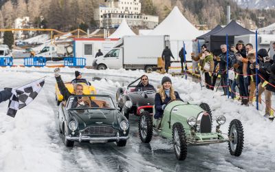 Bugatti Baby II, Aston Martin DB5 Junior und Ferrari Testa Rossa J auf dem Eisparcour (Foto: <Fotograf oder Unternehmen>)