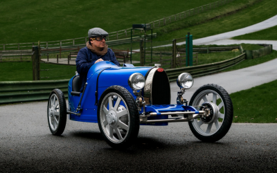 Die UK Bugatti Baby II Championship ist ein Wettbewerb für kleine Nachbildungen des legendären Bugatti Rennwagens. Der Wettbewerb findet in Großbritannien statt und bietet Kindern die Möglichkeit, ihre Rennfahrerfähigkeiten zu zeigen. Die Gewinner erhalten tolle Preise und können ihre Rennkarriere fortsetzen. (Foto: The Little Car Company)
