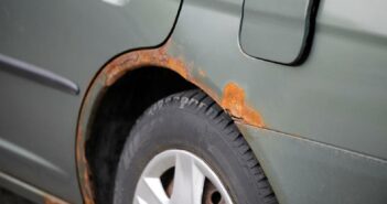 Rost entfernen: Auto von Korrosion befreien und den Lack schützen ( Foto: Adobe Stock-Pascal Huot )