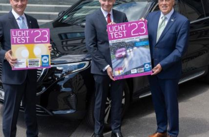 Sicherheit im Straßenverkehr: Neue Licht-Test-Plakette für 2023 (Foto: Zentralverband Deutsches Kraftfahrzeuggewerbe ZDK - ProMotor)