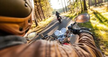 Sichere Mitfahrgelegenheit: Kinder und Motorrad (Foto: AdobeStock - 101163472 Lukas-Gojda)