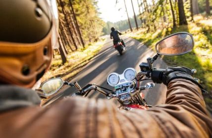 Sichere Mitfahrgelegenheit: Kinder und Motorrad (Foto: AdobeStock - 101163472 Lukas-Gojda)