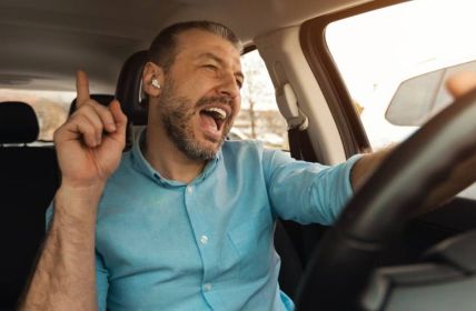 Kopfhörer im Straßenverkehr: Gefahr für (Foto: AdobeStock 507609292 Prostock-studio)