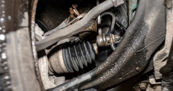 Schlagen links vorne am Auto: Viele Ursachen und zielführende Lösungen (Foto: AdobeStock - Michal 328551717)