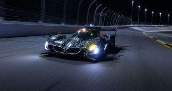 BMW M Hybrid V8 feiert Daytona-Debüt mit gelben Front-LEDs (Foto: BMW GROUP)